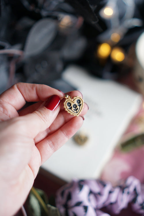 pendientes san valentin, joyas artesanales, pendientes negros, joyas dark, bisuteria celestial, artesana de madrid, pendientes hechos a mano, pendientes goticos, joyas para enamorado, joyas acero inoxidable, pendientes regalo mujer, joyas para novia, pendientes hechos a mano, joyas esotericas.