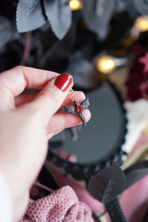 pendientes san valentin, joyas artesanales, pendientes negros, joyas dark, bisuteria celestial, artesana de madrid, pendientes hechos a mano, pendientes goticos, joyas para enamorado, joyas acero inoxidable, pendientes regalo mujer, joyas para novia, pendientes hechos a mano, joyas esotericas.