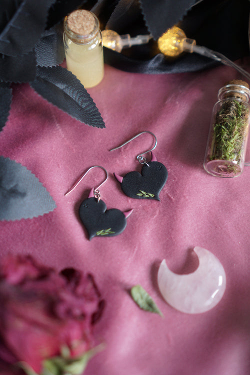 pendientes san valentin, joyas artesanales, pendientes negros, joyas dark, bisuteria celestial, artesana de madrid, pendientes hechos a mano, pendientes goticos, joyas para enamorado, joyas acero inoxidable, pendientes regalo mujer, joyas para novia, pendientes hechos a mano, joyas esotericas.