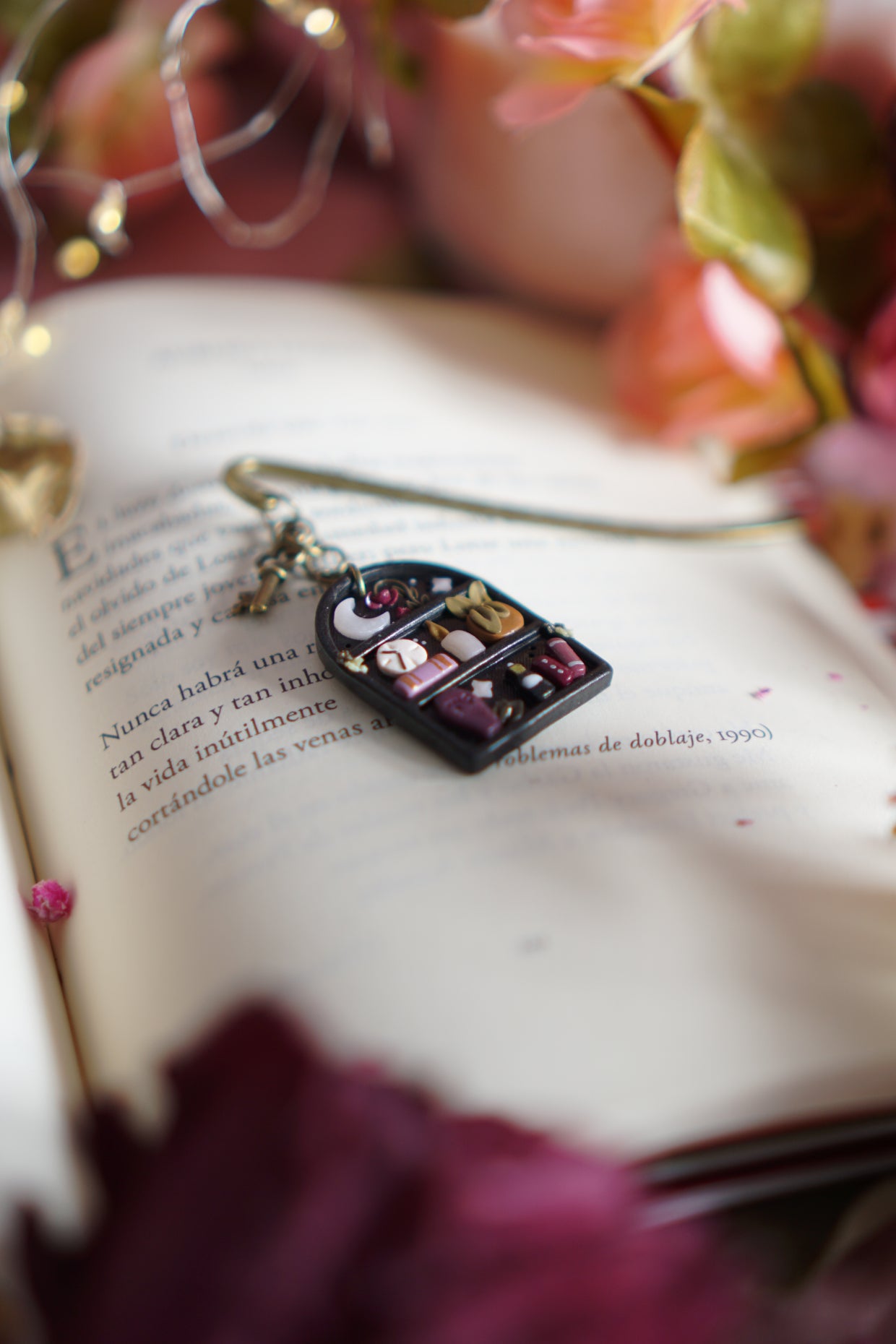 Punto de libro / The Black Shelf