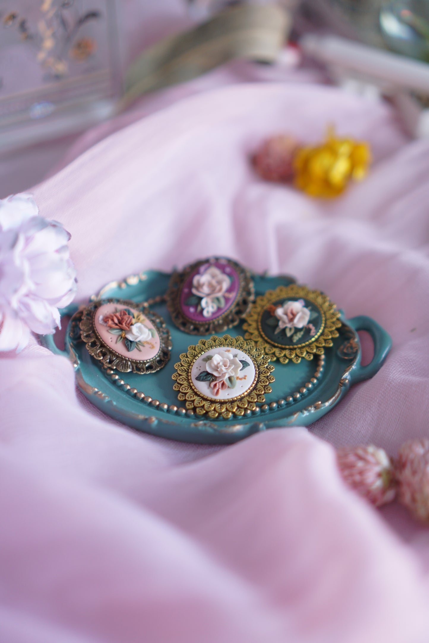 The Spring Brooch / Broches en forma de camafeo
