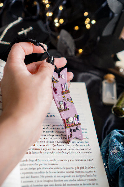 ¡Te presento los puntos de libro de Haruko!
Todos hechos a mano con mucho detalle, encontrarás estanterías de varios tipos y algunos con motivos florales y de lunas... ¡espero que descubras tu nuevo punto de libro favorito! Y que te acompañe en mil aventuras entre páginas por muchísimo tiempo.