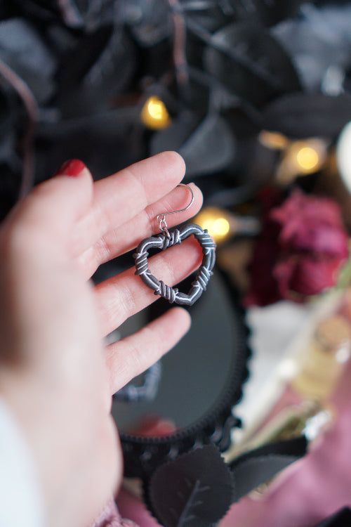pendientes san valentin, joyas artesanales, pendientes negros, joyas dark, bisuteria celestial, artesana de madrid, pendientes hechos a mano, pendientes goticos, joyas para enamorado, joyas acero inoxidable, pendientes regalo mujer, joyas para novia, pendientes hechos a mano, joyas esotericas.