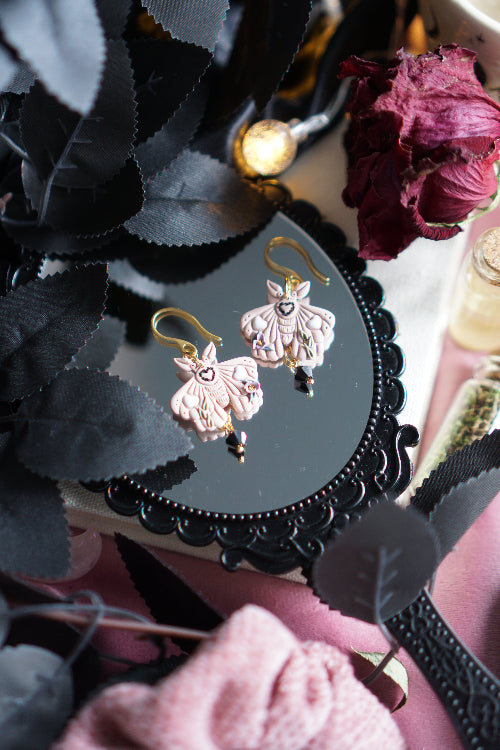 pendientes san valentin, joyas artesanales, pendientes negros, joyas dark, bisuteria celestial, artesana de madrid, pendientes hechos a mano, pendientes goticos, joyas para enamorado, joyas acero inoxidable, pendientes regalo mujer, joyas para novia, pendientes hechos a mano, joyas esotericas, polilla magica