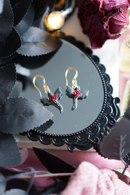 pendientes san valentin, joyas artesanales, pendientes negros, joyas dark, bisuteria celestial, artesana de madrid, pendientes hechos a mano, pendientes goticos, joyas para enamorado, joyas acero inoxidable, pendientes regalo mujer, joyas para novia, pendientes hechos a mano, joyas esotericas. dragones, alas de sangre