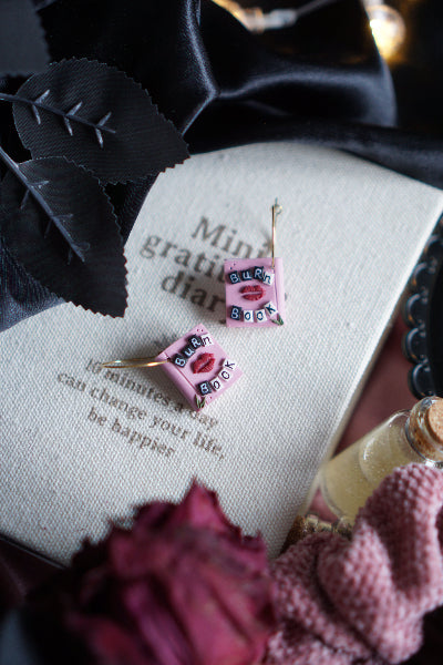burn book,chicas malas, joyas peliculas, pendientes arcilla