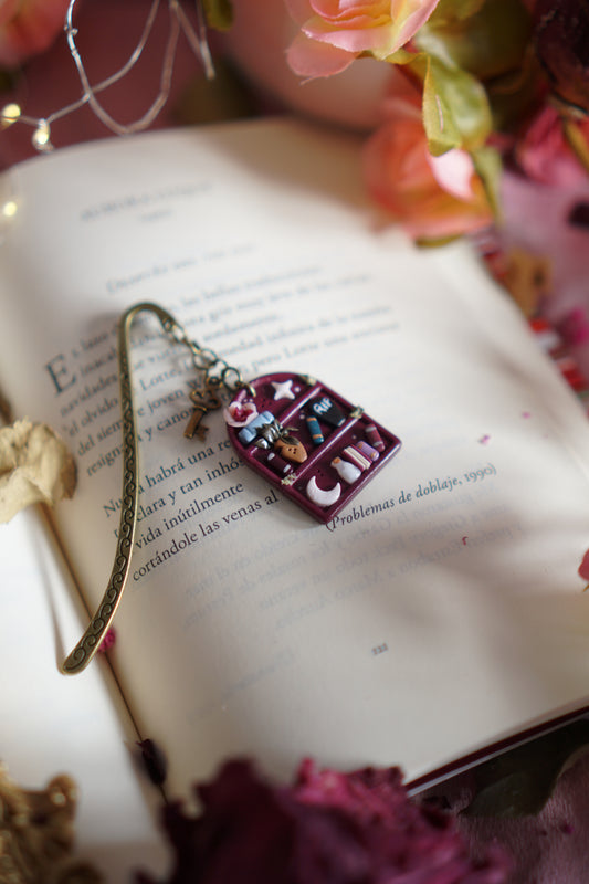 Punto de libro / The Burgundy Shelf