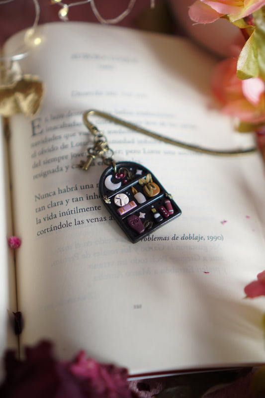 Punto de libro / The Black Shelf