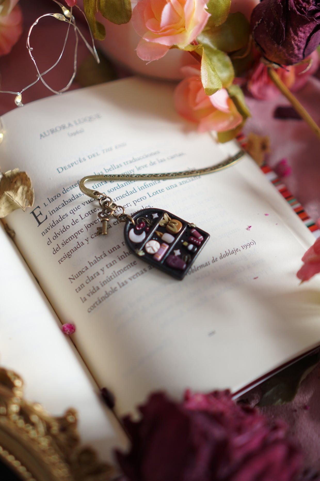 Punto de libro / The Black Shelf