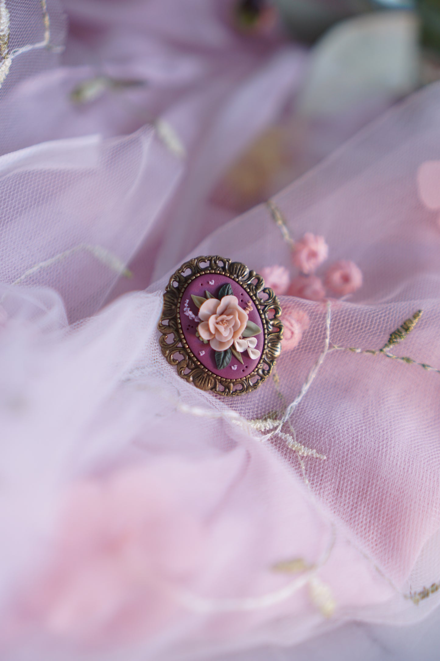 The Spring Brooch / Broches en forma de camafeo