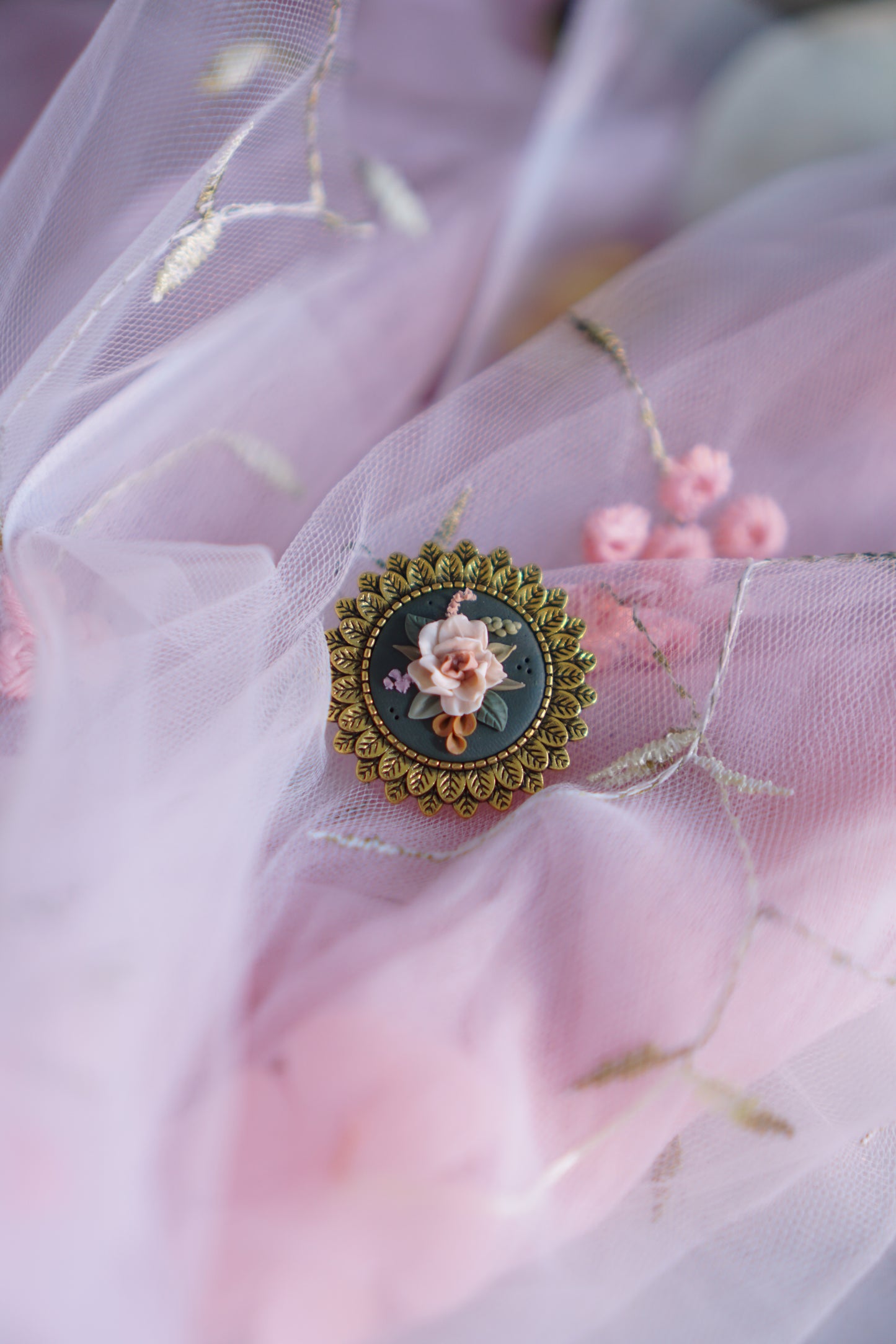 The Spring Brooch / Broches en forma de camafeo