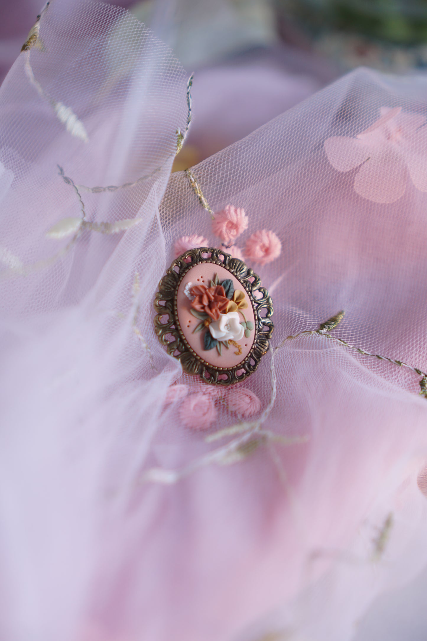 The Spring Brooch / Broches en forma de camafeo