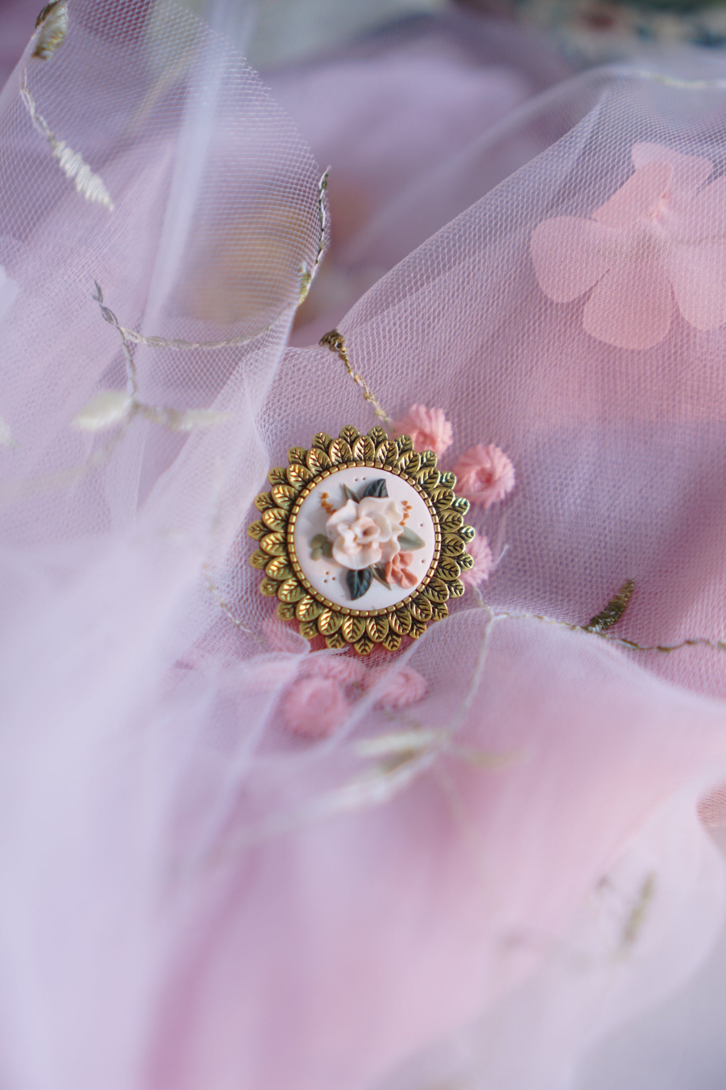 The Spring Brooch / Broches en forma de camafeo