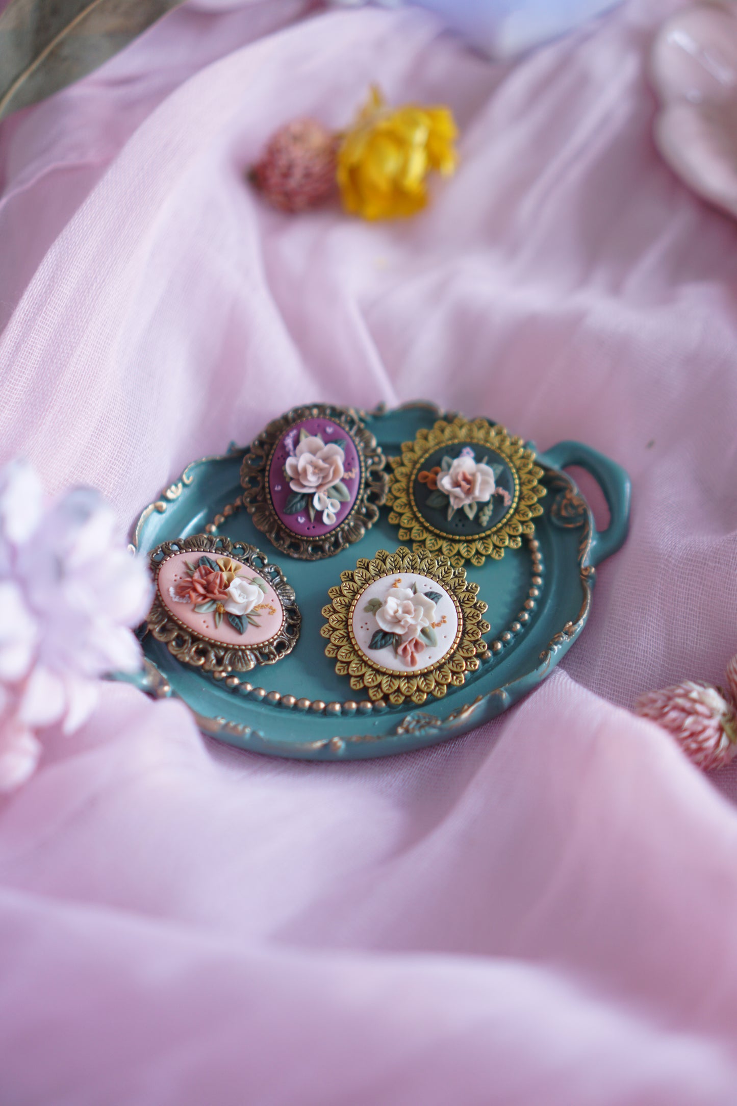 The Spring Brooch / Broches en forma de camafeo