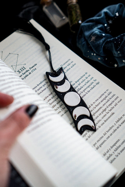 ¡Te presento los puntos de libro de Haruko!

Todos hechos a mano con mucho detalle, encontrarás estanterías de varios tipos y algunos con motivos florales y de lunas... ¡espero que descubras tu nuevo punto de libro favorito! Y que te acompañe en mil aventuras entre páginas por muchísimo tiempo.