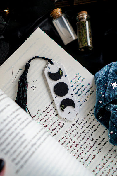 ¡Te presento los puntos de libro de Haruko!

Todos hechos a mano con mucho detalle, encontrarás estanterías de varios tipos y algunos con motivos florales y de lunas... ¡espero que descubras tu nuevo punto de libro favorito! Y que te acompañe en mil aventuras entre páginas por muchísimo tiempo.